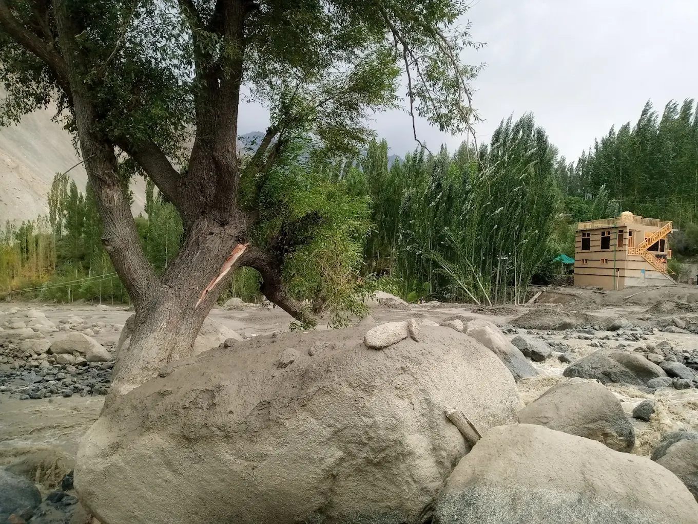 Bozlanj Café Gulmit